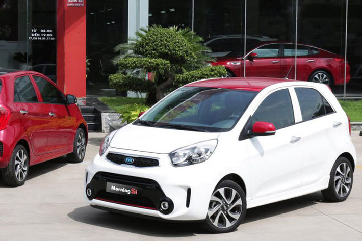 Hiện tại, Kia Morning 2019 tại Việt Nam bao gồm 6 phiên bản với giá bán dao động từ 290 - 393 triệu đồng. Trong đó, giá xe Kia Morning AT hiện bán ra thị trường từ 355 triệu đồng còn phiên bản Kia Morning S AT có giá bán 393 triệu đồng.