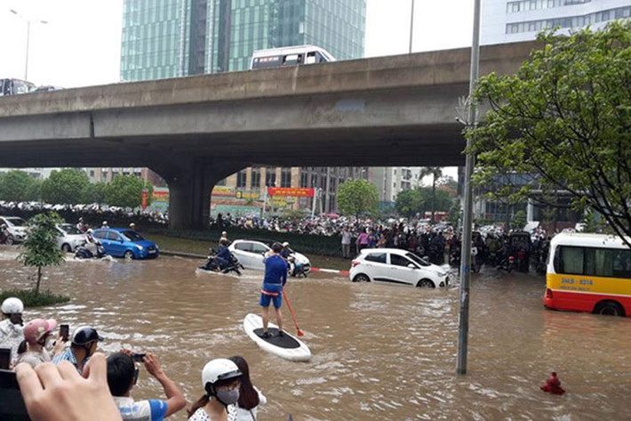 Chỉ sau trận mưa lớn kéo dài nhiều giờ đêm ngày 24/5, giao thông Thủ đô Hà Nội sáng hôm nay bỗng trở thành "sông" bởi có nhiều tuyến đường ngập lớn. Sau cơn mưa, hàng trăm phương tiện giao thông - đặc biệt là ôtô "chết lâm sàng" do ngập nước.