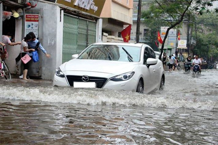 Mưa ngập cũng gây nên hiện tượng ùn tắc và ảnh hưởng tới sức khoẻ cũng như sinh hoạt của người dân. Nước ngậi không chỉ có nước mưa mà còn cả nước thải và rác sinh hoạt cũng hoà vào dòng nước, tràn ra ngoài đường.