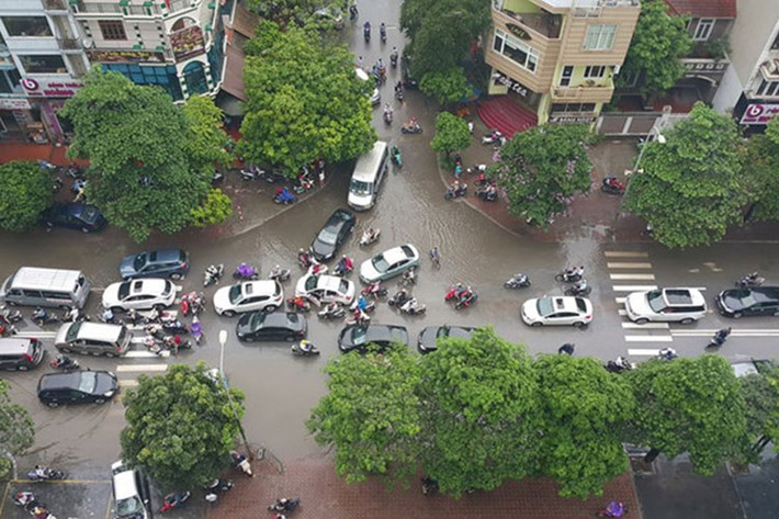 Ngập lụt xảy ra nghiêm trọng nhất ở quận Cầu Giấy, với mực nước trên một số con đường cao gần 1 mét, "nhấn chìm" hàng trăm xe hơi đang di chuyển, gây thiệt hại kinh tế không nhỏ cho người dân.