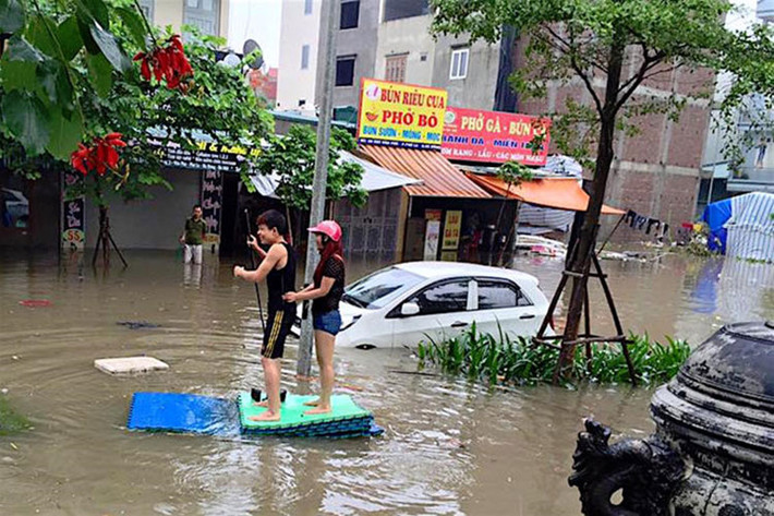 Dường như người dân đã quá quen với việc "sống chung với lũ" tại thủ đô. Rất nhiều những hình ảnh bi hài thể hiện một vài lạc quan của người dân đối với thiên tai và thực trạng hạ tầng thấp kém của hệ thống thoát nước.