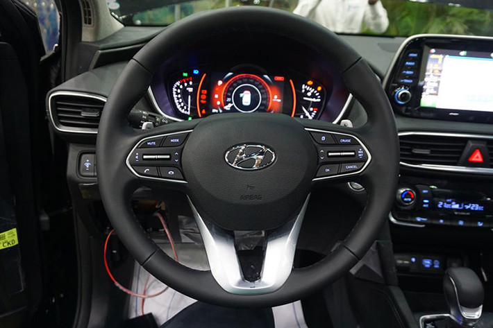 Hyundai SantaFe 2019 trưng bày cho khách tham quan tại đại lý chính hãng tại Việt Nam thuộc phiên bản máy xăng 2.4GDI 4 xy-lanh thẳng hàng (I4) có công suất tối đa 188 mã lực tại 6.000v/p và mô-men xoắn cực đại 241Nm tại 4.000 vòng/phút, sức mạnh được truyền xuống bốn bánh (AWD; H-TRAC) thông qua hộp số tự động 06 cấp. Ở phiên bản máy dầu 2.2L e-VGT, xe sử dụng hộp số 8 cấp mới.