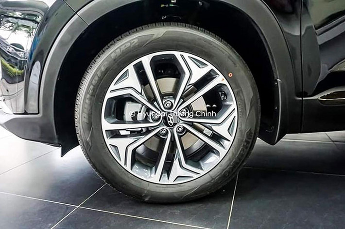 Mâm xe hợp kim 19-inch thiết kế dạng 5r chấu là trang bị tiêu chuẩn. Các gân dập nổi sắc nét ở thân xe góp phần giúp SantaFe phiên bản 2019 ra dáng SUV hơn. Phần đuôi xe có đèn hậu LED tái thiết kế, hẹp hơn và tinh xảo hơn trước. Cản xe và đèn sương mù phía sau cũng được mở rộng, giúp SantaFe bề thế, vững chãi.