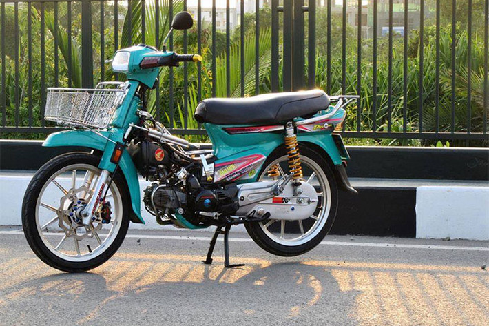Vào thị trường Việt Nam từ đầu thập niên 90, dòng xe máy Honda Dream II đã trở thành một trong những dòng xe số phổ thông thành công nhất. Không chỉ được những người tiêu dùng Việt Nam ủng hộ, mẫu xe này từ lâu cũng đã được dân chơi xe quan tâm độ lại, trong đó phổ biến nhất là phong cách độ kiểng.