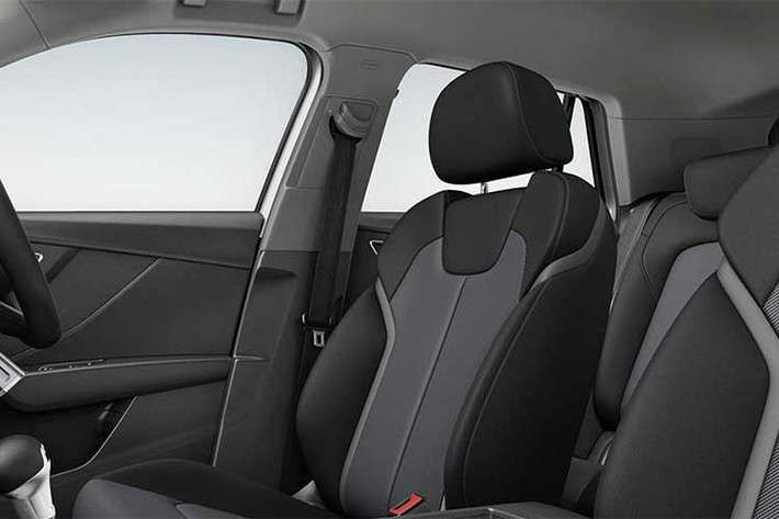 Khoang nội thất của Audi Q2 Touring bản đặc biệt được hoàn thiện trong màu đen đặc biệt. Bên cạnh đó, cột chữ C được sơn màu màu bạc Ice Silver Metallic tăng độ tương phản.