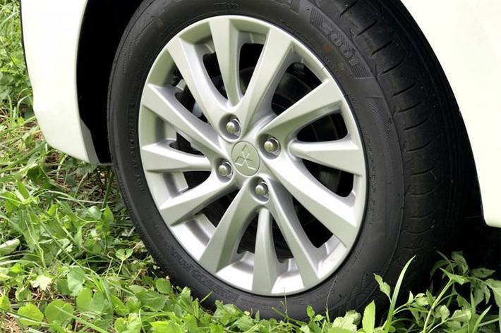 Cả hai mẫu xe cỡ nhỏ của Mitsubishi Motors Việt Nam vẫn được trang bị bộ mâm đúc 15-inch và lưới tản nhiệt mạ crôm, phanh đĩa phía trước.