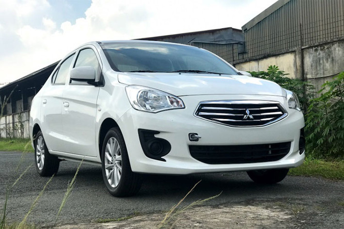 Mitsubishi tại Việt Nam vừa ra mắt thêm 4 phiên bản Eco của Mirage và Attrage, bao gồm cả số sàn và số tự động CVT với mức giá từ 370 triệu đồng. So với phiên bản thường, bản Eco có giá thấp hơn từ 30 đến 40 triệu đồng, trong khi vẫn giữ được những điểm đặc trưng của 2 mẫu xe này.