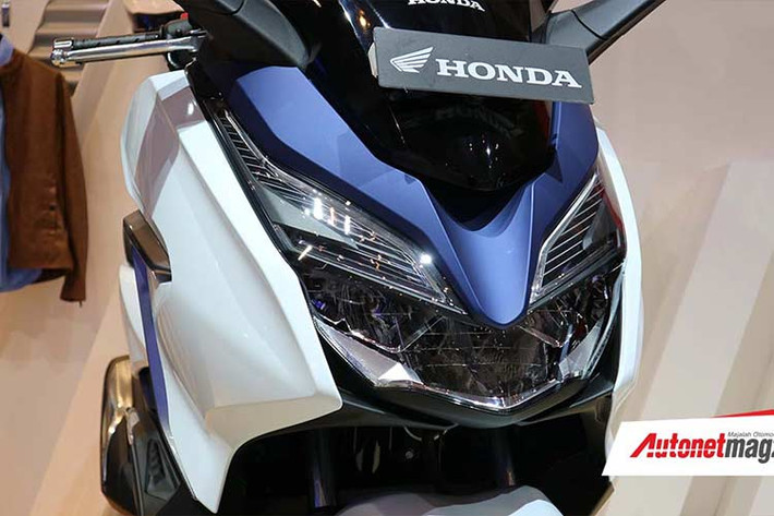 Đầu xe sở hữu bộ mặt mới mới tấm ốp màu hình chữ V được phối khá đẹp mắt, đáng chú ý là bộ đèn chiếu sáng cỡ lớn đã được ứng dụng công nghệ LED, tích hợp phía trên là dải đèn LED định vị có thiết kế ấn tượng.
