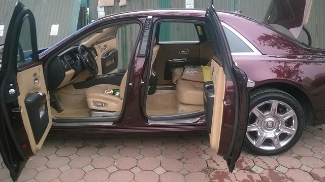 Nội thất của xe với vô-lăng 3 chấu tích hợp phím chức năng, các chi tiết ốp gỗ bóng, điều hòa 4 vùng độc lập, ghế ngồi bọc da cao cấp, tích hợp điện, ghi nhớ vị trí ngồi và có chức năng massage/sưởi ấm, hệ thống giải trí với dàn âm thanh 16 loa với CD/DVD, vệ tinh, rada vệ tinh...