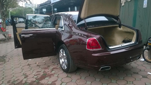 Xe sang Rolls-Royce Ghost là mẫu xe "đàn em" của Phantom và được các đại gia Việt đặc biệt ưu chuộng bởi có thiết kế gọn gàng, không bề thế như đàn anh nhưng vẫn đi kèm nội thất đẳng cấp, đúng chất hãng xe quý tộc Anh. Xe có chiều dài 5/570 mm, rộng 1.948 mm, cao 1.550 mm, trong lượng xe không tải lên đến 2.570 kg.