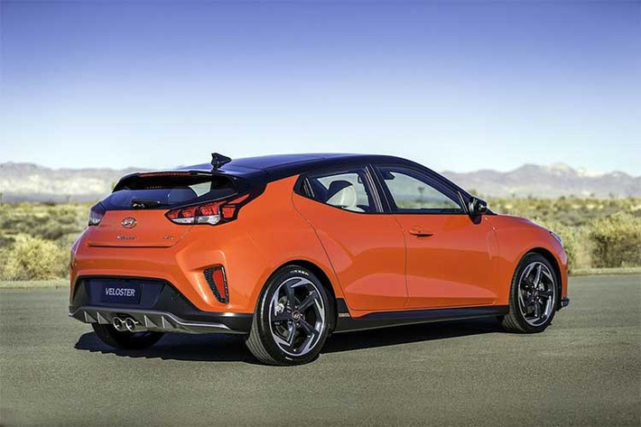 Veloster sẽ được trang bị động cơ 2.0l 4 xi-lanh thẳng hàng nạp khí tự nhiên, cho công suất 147 mã lực và mô-men xoắn 178Nm. Dẫn động cầu trước, cỗ máy này được nối với hộp số sàn hoặc tự động 6 cấp.