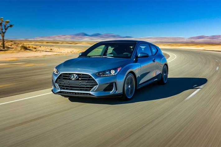 Phiên bản Veloster Turbo còn sở hữu tay lái nhạy hơn, kết hợp với thanh ổn định thân xe 24mm ở phía trước và 19mm ở phía sau để đem tới cảm giác lái thú vị hơn. Mọi bản Veloster 2019 đều sẽ được trang bị sẵn hệ thống kiểm soát mô-men xoắn - hoạt động bằng cách kết hợp với hệ thống ổn định điện tử và các cảm biến tốc độ bánh xe...