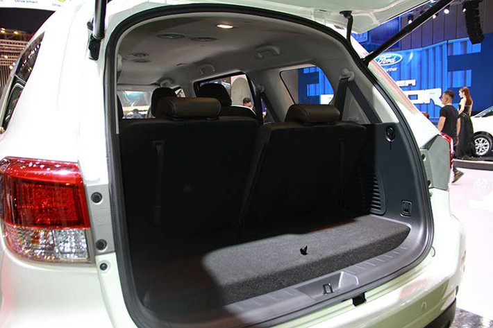 Đặc biệt, Nissan Terra là chiếc SUV đầu tiên trong phân khúc có tính năng Gương chiếu hậu thông minh (SRVM) cho phép các trình điều khiển không bị cản trở tầm nhìn từ camera được gắn ở phía sau. Terra còn có hệ thống khóa dẫn động 4WD-DIFF, Hỗ trợ khởi hành ngang dốc HAS, Kiểm soát đổ đèo HDC…
