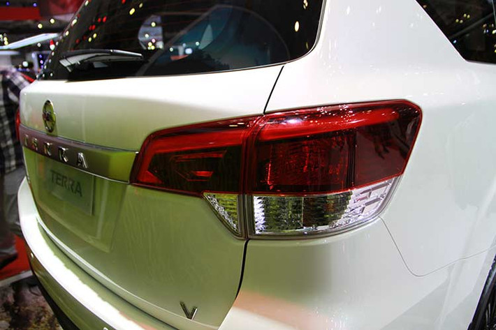 So với Navara, Nissan Terra chỉ có một số khác biệt trong thiết kế như cản va. Những bản trang bị cao cấp của Nissan Terra 2018 sẽ đi kèm đèn pha LED. Vòng ra phía sau, bạn sẽ thấy phần thân vỏ đi kèm nhiều đường nét uốn lượn. Đáng tiếc là thiết kế đuôi xe của Nissan Terra khá đơn giản với thanh crôm cỡ lớn trên cửa cốp và cụm đèn hậu ôm trọn 2 góc.