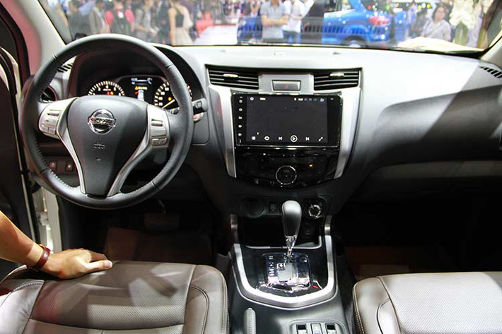 Bên trong Nissan Terra phiên bản mới xuất hiện của vô lăng 3 chấu đa chức năng, cửa gió điều hòa, mặt táp-lô được thiết kế công thái học và cụm điều khiển trung tâm đều được bê nguyên từ Navara sang Nissan Terra 2018. Khác với xe từng ra mắt tại Trung Quốc chỉ đi kèm nội thất 5 chỗ, Nissan Terra 2018 tại Việt Nam có 7 chỗ ngồi.
