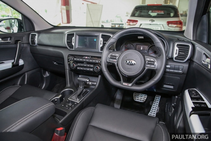Nội thất của Sportage thế hệ mới đem lại cảm giác dễ chịu và bắt mắt hơn với các chất liệu cao cấp, cùng lối thiết kế đã từng được Kia ứng dụng trên chiếc sedan Optima hạng trung của hãng. Xe sở hữu không gian lái năng động, hướng đến người lái. Hàng ghế trước điều chỉnh điện hoàn toàn.