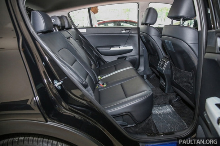 Ngoài ra phiên bản Sportage GT CRDi 2017 còn được trang bị sưởi vô-lăng, hệ thống đánh lái thông minh, đèn pha Bi-xenon đi cùng với tính năng tự động làm sạch mặt chóa đèn để không làm giảm độ sáng. Hệ thống chìa khóa không dây keyless với nút bấm khởi động cũng là trang bị mới trên dòng xe này. Xe có 8 túi khí.