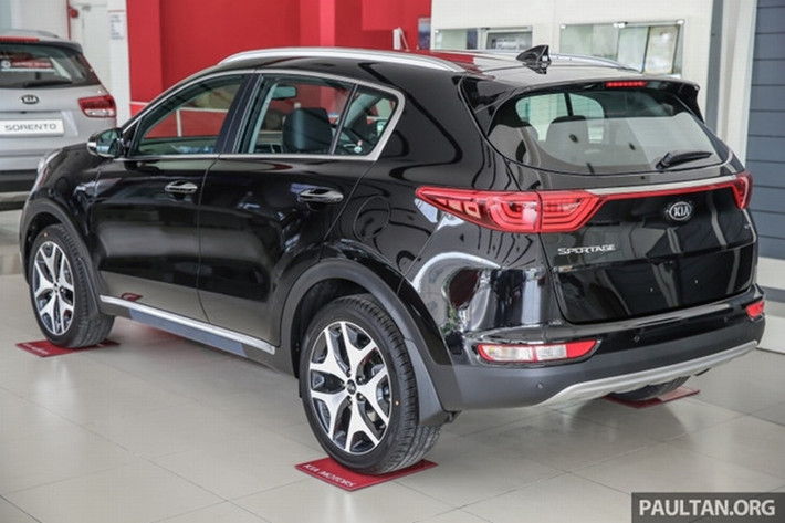 Dù vẫn mang "phom" tương tự như thế hệ cũ, nhưng Sportage 2017 bản máy dầu mang những đường nét "cơ bắp" và thể thao hơn rất nhiều so với thế hệ cũ. Chiều dài tổng thể của mẫu xe này lên tới 4.480mm, dài hơn 40mm; chiều dài cơ sở cũng tăng thêm 30mm lên 2.670mm.