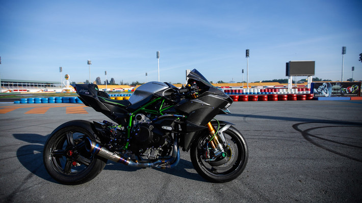 Kawasaki H2 là chiếc superbike không còn xa lạ đối với các tín đồ tốc độ. Mẫu xe này thuộc sở hữu của một biker Long Xuyên, được độ mạnh tay với giá trị gần 2 tỷ đồng.