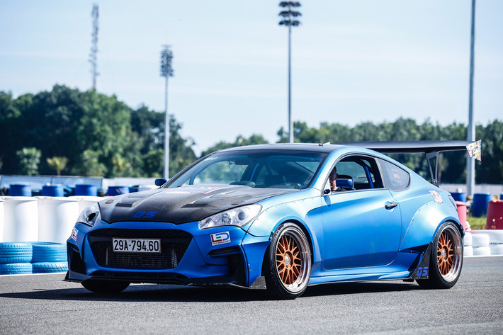 Hyundai Genesis Coupe độ chuyên dụng cho drift với bộ khóa vi sai LSD 2 ways. Thân xe cũng được độ gói widebody của Liberty Walk. Xe sở hữu bộ mâm Volk Racing 19 inch, cánh gió thể thao, thùng nhiên liệu bằng nhôm giảm khối lượng.