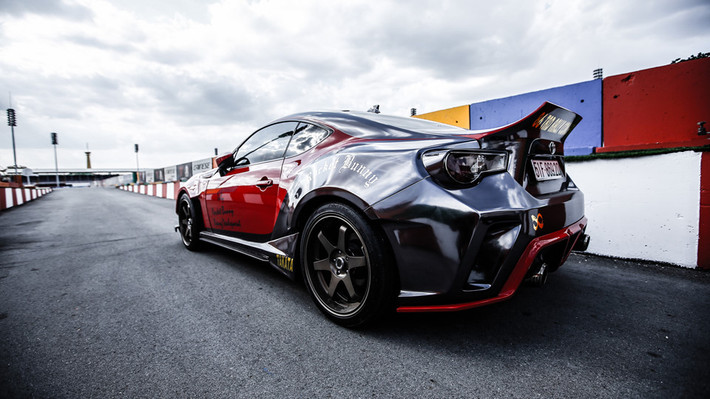 Chiếc Toyota GT86 xuất hiện tại trường đua Đại Nam cũng được độ thân rộng theo kiểu Rocket Bunny, mâm xe kích thước 18 inch, trong khi mẫu xe nguyên bản sử dụng mâm 17 inch.