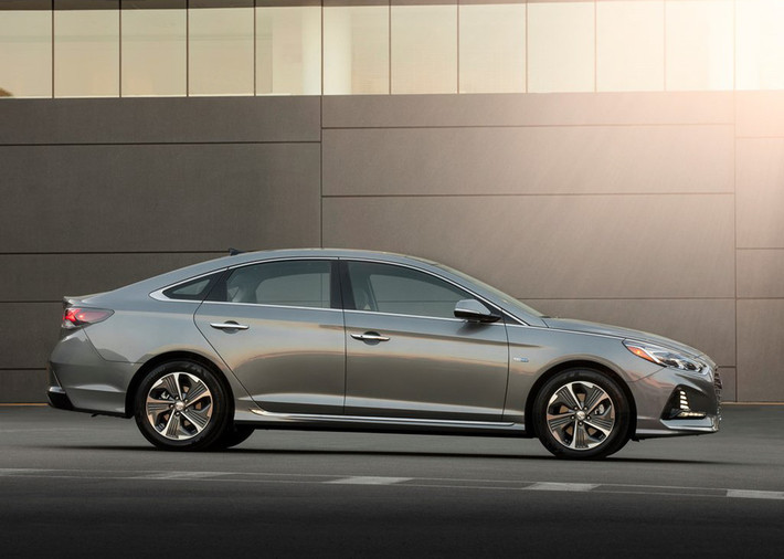Hyundai Sonata phiên bản hybrid và plug-in vẫn chưa đươc công bố giá bán. Mẫu xe này sẽ tạo ra cuộc cạnh tranh hấp dẫn về công nghệ và tính năng an toàn trong phân khúc xe sedan bình dân.