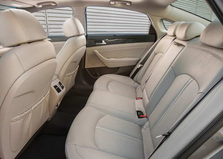 Dung lượng pin lithium-ion polymer là 1,76 kWh. Hàng ghế sau của Sonata hybrid có thể gập lại 60/40, cung cấp không gian chứa hàng hóa lên tới 376,6 lít, nhờ kích thước gói pin nhỏ gọn và thiết kế hiệu quả. Hệ thống pin lắp bên dưới sàn xe giúp cải thiện khối lượng hàng hóa và tổng khối lượng nội thất lên 3.004,4 lít, lớn nhất trong phân khúc.