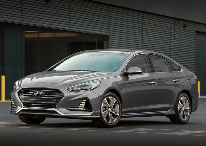 Hyundai Sonata hybrid có mức tiêu hao nhiên liệu là 6 lít/100 km trong thành phố, 5,2 lít/100 lm trên xa lộ và 5,6 lít/100 km đường hỗn hợp. Tổng phạm vi của Hyundai Sonata hybrid ước đạt hơn 1.046 km.