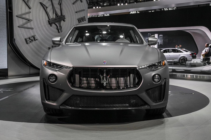 Maserati Levante Trofeo – 582 mã lực (171.500 USD): Không chỉ là phiên bản đỉnh nhất của dòng Levante, Levante Trofeo còn là một trong những mẫu xe nhanh và mạnh nhất mà Maserati từng chế tạo. Điều này có được nhờ vào động cơ V8 4.0L tăng áp kép, sản sinh công suất 582 mã lực và mô-men xoắn 730 Nm, tăng tốc 0-100 km/h trong 4,1 giây.