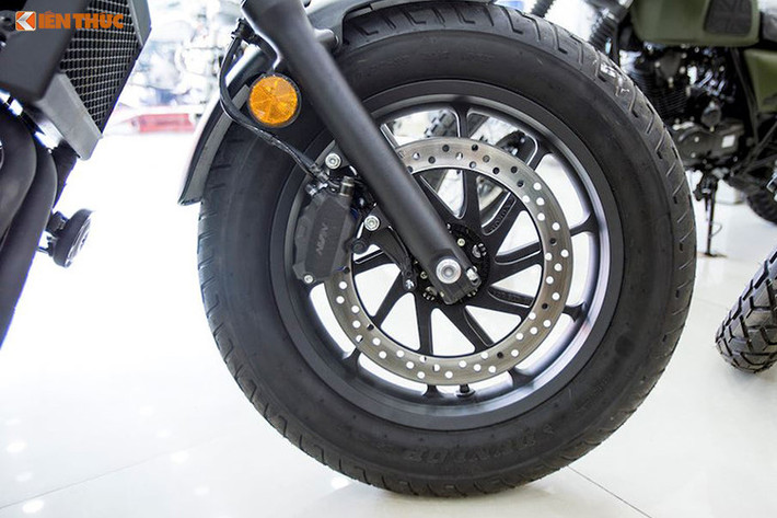 Thay vì cấu hình vành nan trước/sau 18 - 15 inch như thế hệ đầu, Rebel 500 mới được trang bị vành đúc 10 cánh xoắn có đường kính 16 inch cho cả 2 bánh. Kết hợp với vành trước là lốp Dunlop đường kính 130/90/16 cùng hệ thống phanh đĩa Nissin. Phuộc trước của Rebel 500 có dạng ống lồng truyền thống với đường kính ti trong 41mm.
