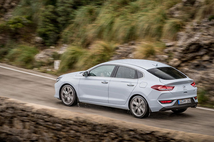 So với các phiên bản còn lại, i30 Fastback 2018 mới tập trung vào thiết kế thể thao. So với phiên bản hatchback tiêu chuẩn, Hyundai i30 Fastback 2018 sở hữu chiều cao gầm thấp hơn 30 mm. Trong khi đó, nóc xe hạ thấp 25 mm giúp cải thiện tính khí động học và tạo thiết kế giống xe coupe hơn.