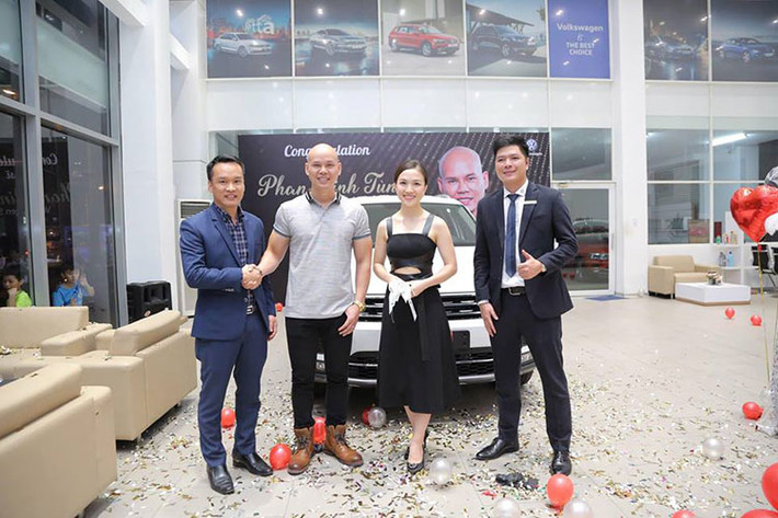 Xe được lắp hệ thống dẫn động 4 bánh toàn thời gian 4Motion cùng trang bị an toàn tiêu chuẩn như ABS, BA, ASR, ESC, Auto-Hold, ECO Start-Stop… Tại thị trường Malaysia, giá xe Volkswagen Tiguan Allspace từ 149.000 Ringgit (tương đương 763 triệu đồng). Về Việt Nam xe có giá bán ra chính hãng là 1,729 tỷ đồng.