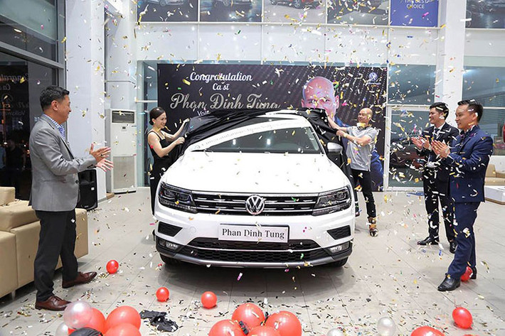 SUV Volkswagen Tiguan mới có chiều dài tổng 4,7m, hơn bản Tiguan hiện tại 26,8cm, phần đầu xe từ trục bánh xe trước đến hết cản trước được thiết kế khí động học hơn ngắn hơn bản thường 2,9cm, tạo chỗ ngồi rộng rãi cho hàng ghế thứ 2 và thứ 3. Chiều dài 4,7m cũng khiến nó trở thành chiếc xe rộng hơn nhiều so với các xe 5+2.