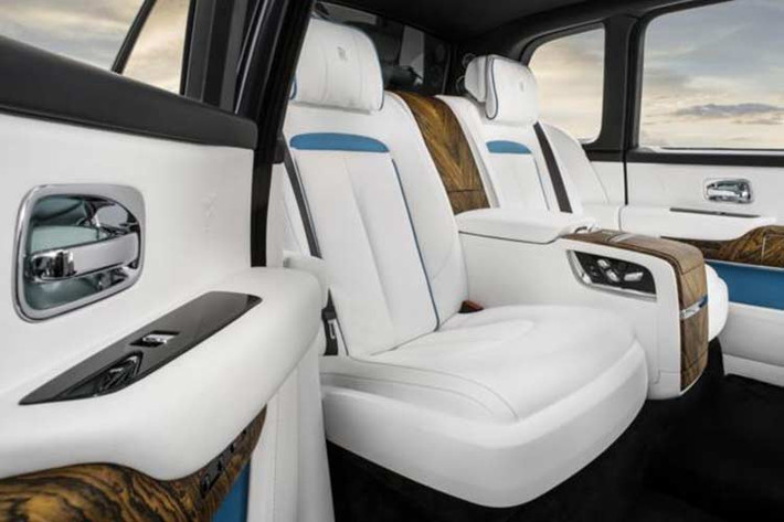 Cullinan chống đạn còn được bổ sung cửa sau bên hông dài hơn, nóc xe nâng cao và những trang bị tùy chọn như cửa sổ trời toàn cảnh Paronama bằng kính. Bên trong xe xuất hiện dàn âm thanh Bang & Olufsen, vách ngăn khoang lái và hành khách, hệ thống đa phương tiện mới và đèn viền LED. Đặc biệt, nó được điều khiển thông qua điện thoại iPhone.