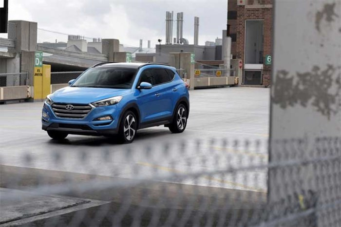 Cụm đèn sương mù của xe được hãng xe ôtô Hyundai thiết kế nằm trong hốc hai bên. Phần mui xe được phủ lớp sơn màu đen tăng phong cách cá tính cho xe. Thân xe cứng cáp với đường gân dập nổi, tay nắm cửa mạ crom… Một số chi tiết khác không thay đổi nhiều so với bản thường đang bán ra.