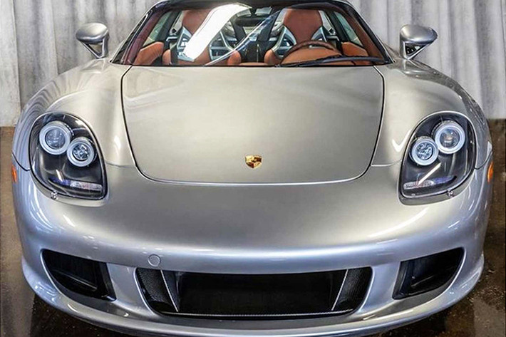 Chiếc Carrera GT này xứng đáng là một lựa chọn hàng đầu cho những nhà sưu tầm xe sang trên toàn thế giới muốn sở hữu chiếc xe ‘’huyền thoại’’ của hãng Porsche - đặc biệt là số km thấp và ngoại hình như mới.