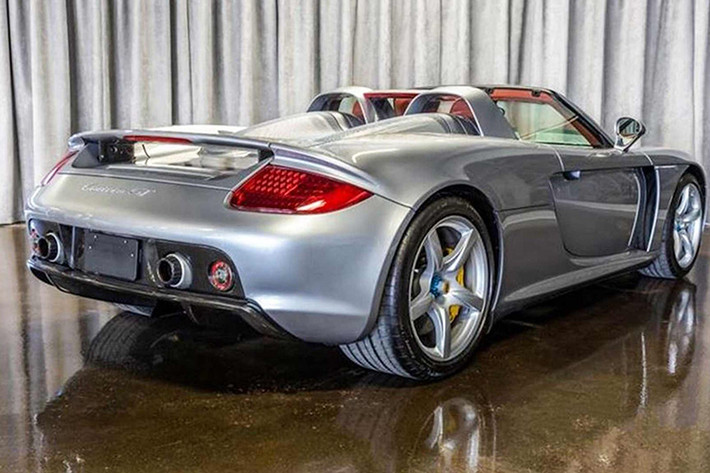 Chiếc Porsche Carrera siêu hiếm này đang được rao bán trên Auto Hebdo – một trang mua bán xe trực tuyến của Pháp. Mẫu xe này được sản xuất trong khoảng thời gian từ năm 2004 đến 2007 sau đó ngừng bán ra.