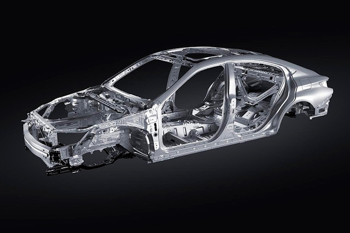 Lexus ES 250 2019 được phát triển dựa trên nền tảng kiến trúc toàn cầu K (GA-K) hoàn toàn mới, với kích thước dài hơn 65 mm, thấp hơn 5 mm, rộng hơn 45mm, mang hơi hướng của một chiếc xe coupe. Trọng tâm xe được hạ thấp, gia tăng sự khí động học.