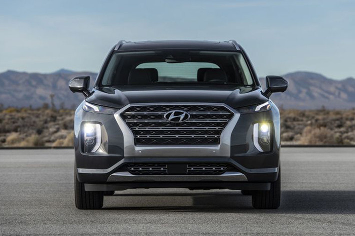 Khoang cabin 8 chỗ của Hyundai Palisade SE 2020 sẽ được trang bị hệ thống thông tin giải trí Display Audio 8 inch có tương thích với Android Auto và Apple CarPlay, điều hòa tự động, vô lăng ống lồng, hàng ghế hai gập điện dễ dàng và khoang chứa đồ dưới sàn tiện lợi.