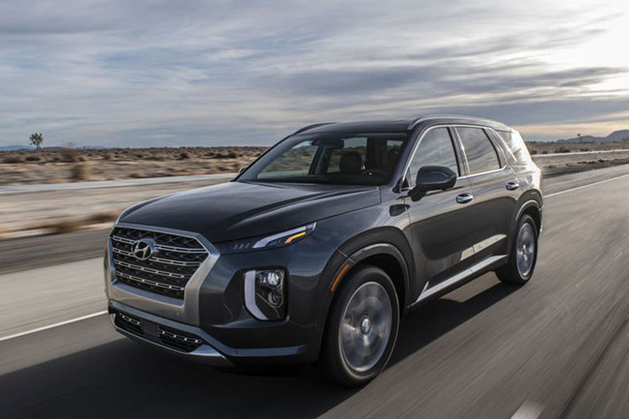 Di chuyển vào bên trong, Hyundai Palisade Limited sở hữu các ghế ngồi bọc da Nappa cao cấp, cụm đồng hồ kỹ thuật số 12,3 inch, hệ thống thông tin giải trí 10,25 inch tích hợp định vị GPS, ghế có sưởi/thông gió, đèn nền nội thất và bộ sạc điện thoại thông minh không dây.