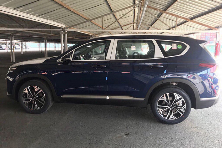 Hyundai Santa Fe hoàn toàn mới có kích thước Dài x Rộng x Cao 4.770 x 1.890 x 1.680 mm, chiều dài cơ sở đạt 2.765 mm. So với thế hệ tiền nhiệu, chiếc SUV của Hyundai nay dài hơn 70 mm, rộng hơn 10 mm trong khi khoảng cách hai trục tăng thêm 65mm. Mẫu xe này lột xác hoàn toàn với phong cách hầm hố và cơ bắp hơn.