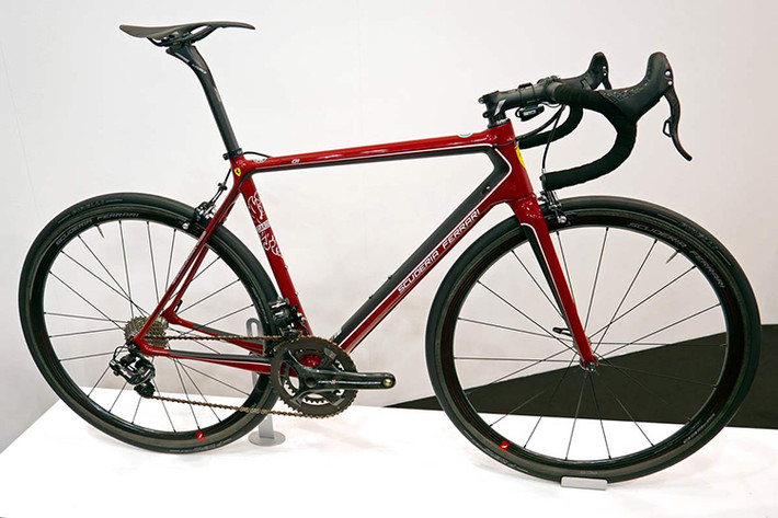 Hãng xe đạp Bianchi vừa qua đã phối hợp cùng nhà sản xuất siêu xe thể thao Ferrari cho ra mắt một chiếc siêu xe đạp SF01 "Bianchi for Scuderia Ferrari", mẫu xe đạp đua mới này được ứng dụng công nghệ từ vật liệu nhẹ carbon từ những chiếc siêu xe đua F1.