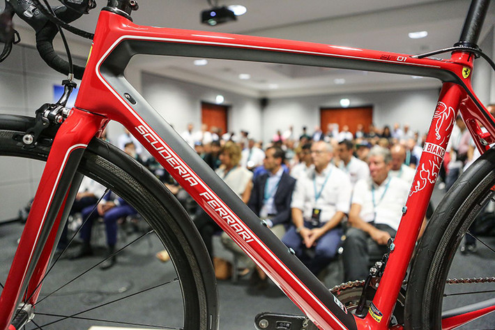 Dự án "Bianchi for Scuderia Ferrari" vừa được Bianchi ra mắt thế giới ngày 30/08 tại sự kiện Eurobike - Friedrichshafen 2017 (Đức) - triển lãm xe đạp lớn nhất thế giới. Thành quả của dự án chính là mẫu xe đạp SF01.