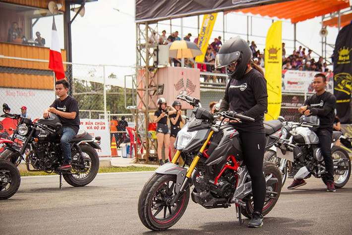 Demon 150GN với kiểu dáng naked-bike được phân phối với 4 màu sắc chính là trắng, đỏ đen và xanh lá. Giá bán ra 55 triệu đồng. Đối thủ của mẫu xe này có thể kể đến như Yahama TFX hay Suzuki GSX S150.
