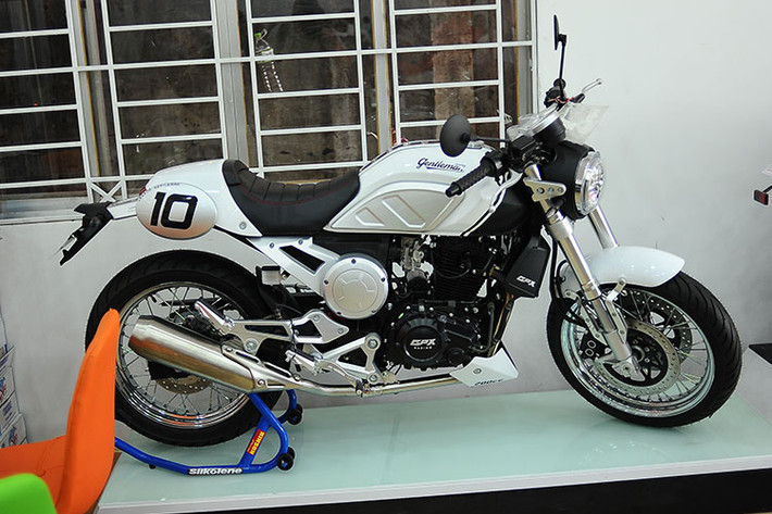 Ngoài ra còn có Legend Gentleman, mẫu xe này được lấy cảm hứng từ dòng xe môtô cafe race cổ điển và được bán chính hãng với mức giá 65 triệu đồng. Xe có 4 màu sơn tuỳ chọn như xanh-lá, trắng, đỏ và đen.