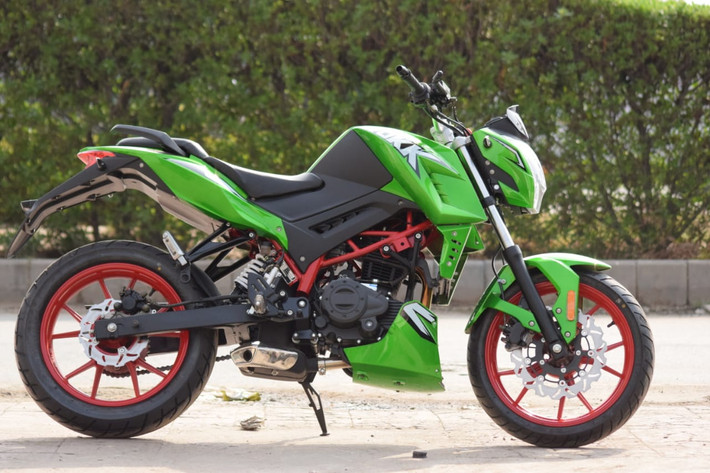 Hệ thống treo trước của xe là loại phuộc ống lồng thường thay vì phuộc hành trình ngược cao cấp của WP. Phía sau xe được trang bị giảm sóc đơn sơn màu trắng, đi kèm với đó là bộ vành mâm đúc sơn màu đỏ cùng phanh đĩa trước và sau nhưng không có hệ thống chống bó cứng ABS.