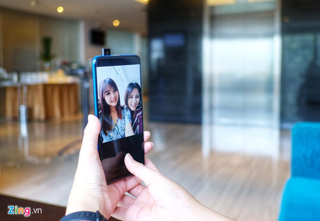 Huawei Y9 Prime 2019 (6,5 triệu đồng) - Đây là smartphone đầu tiên của Huawei được trang bị camera selfie trượt, giúp tối ưu không gian hiển thị mặt trước. Camera trượt của máy được trang bị hệ thống bảo vệ thông minh, sẽ tự động đóng camera vào khi phát hiện điện thoại rơi. Máy được trang bị chip Kirin 710F, RAM 4 GB, bộ nhớ trong 64 GB và viên pin dung lượng 4.000 mAh. Điểm hạn chế là mặt lưng hoàn thiện bằng chất liệu nhựa thay vì kính như một số đối thủ.