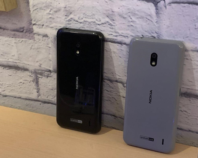 Nokia 2.2 (2,3 triệu đồng) - Đây là mẫu smartphone giá rẻ vừa được HMD Global bán ra tại Việt Nam. Máy có màn hình dạng giọt nước, kích thước 5,71 inch, độ phân giải HD+. Nokia 2.2 được trang bị bộ xử lý Mediatek MT6761, 2 GB RAM, 16 GB bộ nhớ trong, cùng viên pin 3.000 mAh. Máy hướng tới đối tượng người dùng cơ bản, không sử dụng các tác vụ nặng như chơi game. Nokia 2.2 cũng nằm trong dự án Android One, điều này cho phép máy có thể được cập nhật hệ điều hành nhanh hơn. Ảnh: Deccan Herald.