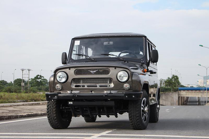 Theo đó, UAZ Hunter - vốn là hậu duệ của huyền thoại offroad 469 có giá rẻ nhất trong 3 mẫu xe với mức giá 460 triệu đồng. UAZ Hunter là mẫu xe quen thuộc nhất với người Việt Nam bởi nó chính là “hậu duệ” của chiếc UAZ-469, ra đời từ năm 1971 và đã từng gắn liền với người Việt Nam từ thời chiến tranh cho đến giai đoạn bao cấp.