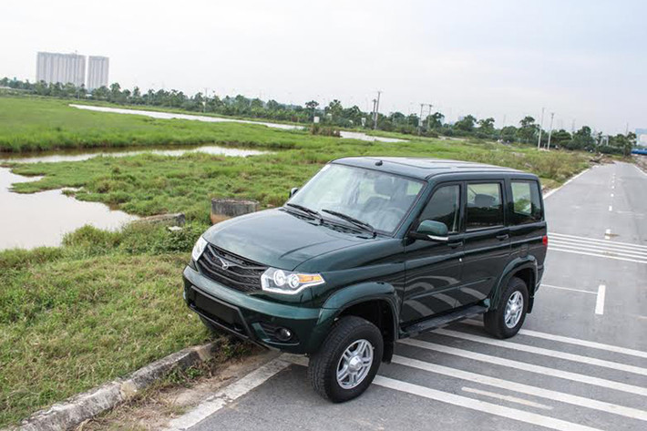 Patriot về Việt Nam được trang bị động cơ diesel 2.2l 4 xi-lanh thẳng hàng ZMZ-51432 với công suất 113 mã lực kết hợp với hộp số sàn 5 cấp và hệ thống phun nhiên liệu điện tử của Bosch, giúp chiếc xe có thể đạt tốc độ tối đa 135 km/h và mức tiêu thụ nhiên liệu 11,5 lít/100 km. Mức giá cho mẫu SUV này lên đến giá 686 triệu đồng.